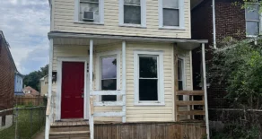 Spacious apartment! 1 bedroom, 1 bathroom apartment located at 917 Stewart Ave SE UPPER UNIT $717/month